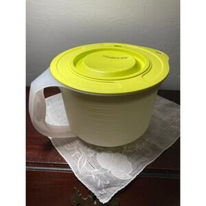 Tupperware 2 qt. mix n stor container with lid